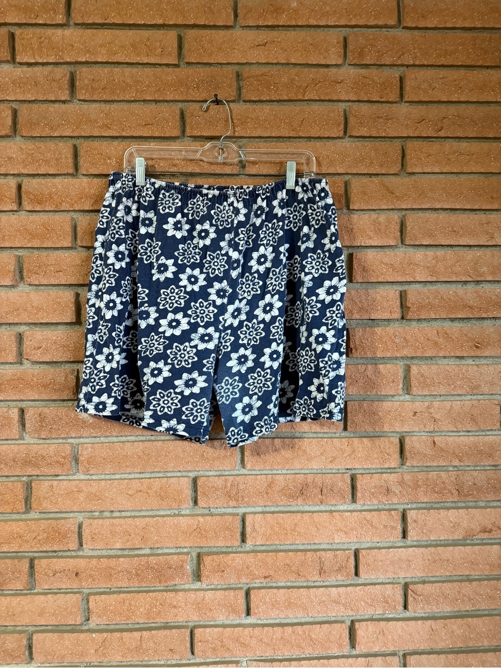 HONORS Plus Size Navy Blue & White Floral Shorts 16” waist laying flat